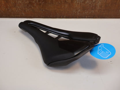 PRO STEALTH CURVED PERFORMANCE SATTEL / 142 MM / RENNRAD