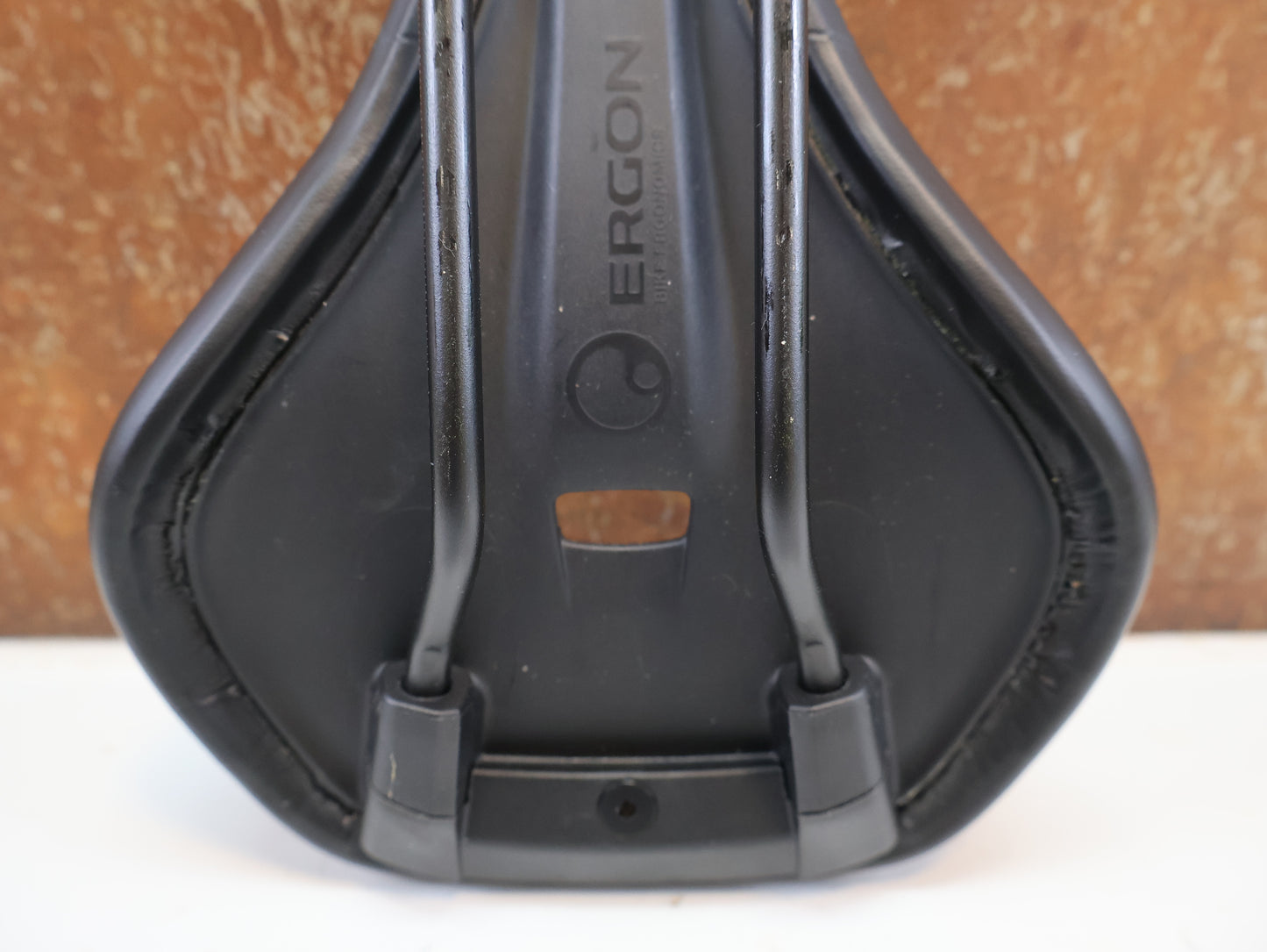 ERGON SMC MEN SPORT GEL SATTEL / STEALTH / GRÖSSE M/L / 12-16 CM