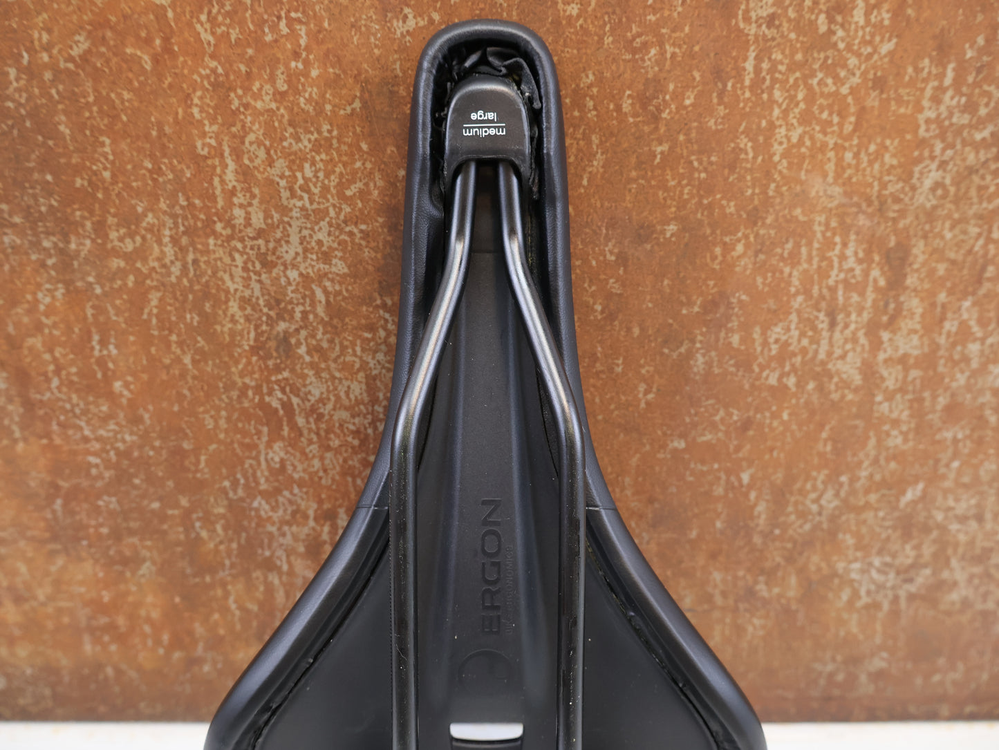 ERGON SMC MEN SPORT GEL SATTEL / STEALTH / GRÖSSE M/L / 12-16 CM
