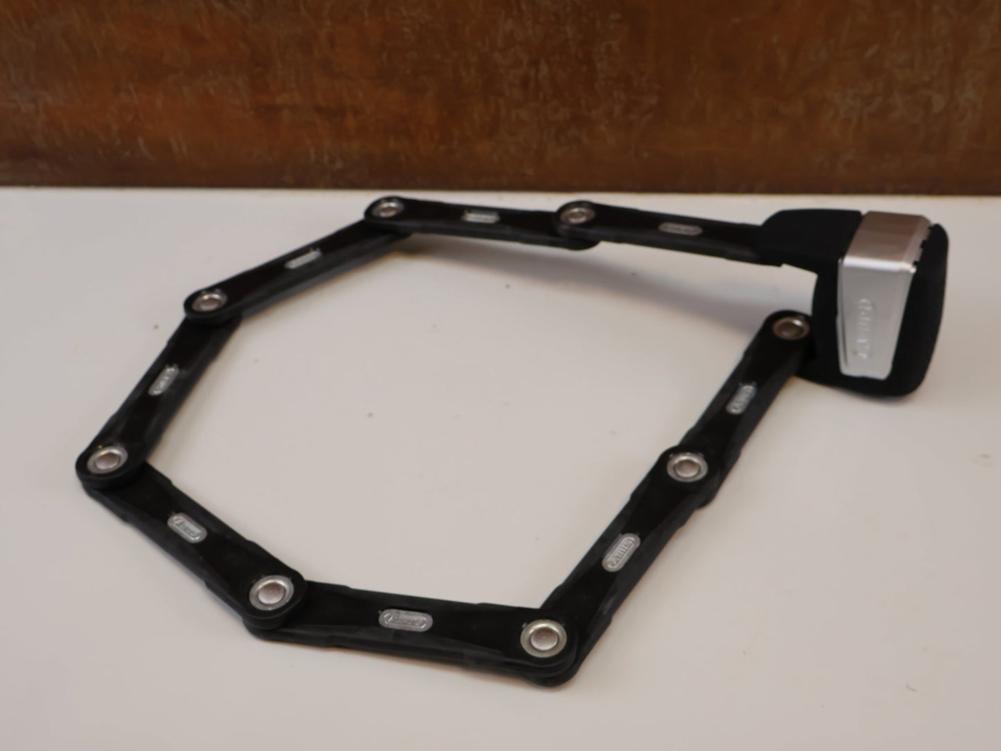 Fahrradschlösser von Abus, ABUS BORDO 6500A RC SMARTX / 110CM FALTSCHLOSS / ALARM / APP / SCHWARZ vor USEDBIKES - OB.DE Hintergrund