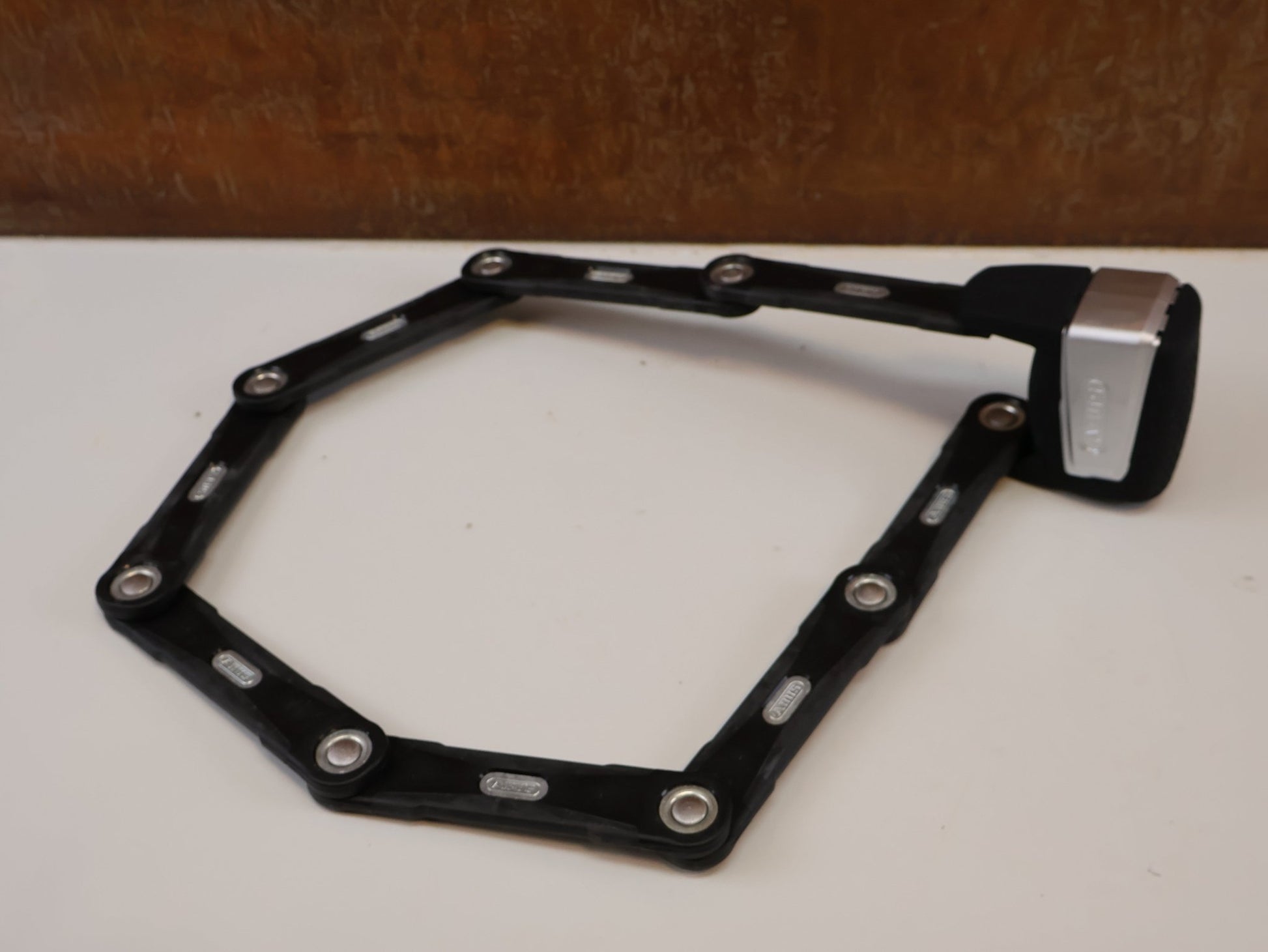 Fahrradschlösser von Abus, ABUS BORDO 6500A RC SMARTX / 110CM FALTSCHLOSS / ALARM / APP / SCHWARZ vor USEDBIKES - OB.DE Hintergrund