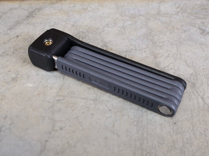 Fahrradschlösser von Abus, ABUS BORDO LITE 6055 MINI / 85 CM – FALTSCHLOSS – SECURITY LEVEL 7 – INKL. SH 6055 HALTER – SCHWARZ vor USEDBIKES - OB.DE Hintergrund