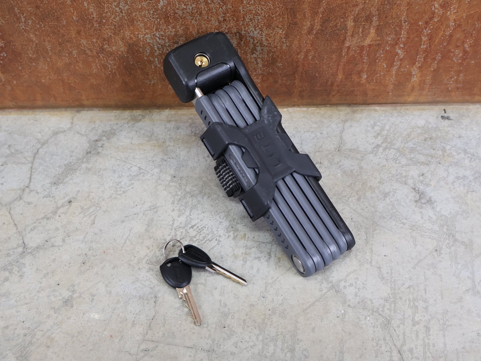 Fahrradschlösser von Abus, ABUS BORDO LITE 6055 MINI / 85 CM – FALTSCHLOSS – SECURITY LEVEL 7 – INKL. SH 6055 HALTER – SCHWARZ vor USEDBIKES - OB.DE Hintergrund