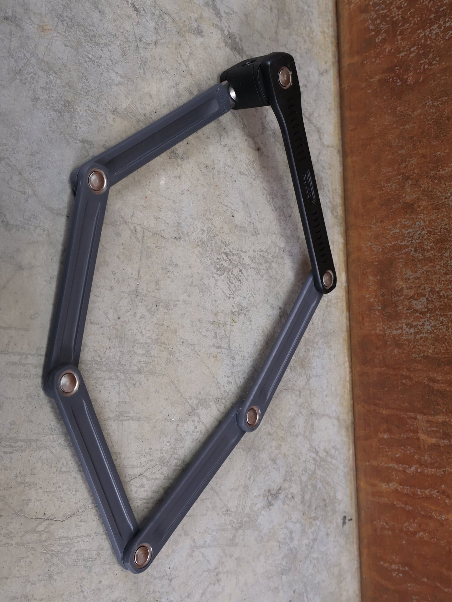 Fahrradschlösser von Abus, ABUS BORDO LITE 6055 MINI / 85 CM – FALTSCHLOSS – SECURITY LEVEL 7 – INKL. SH 6055 HALTER – SCHWARZ vor USEDBIKES - OB.DE Hintergrund