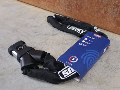 Fahrradschlösser von Abus, ABUS YARDO 7807F/110 KETTENSCHLOSS / FINGERPRINT - SENSOR / 110 CM / SCHWARZ vor USEDBIKES - OB.DE Hintergrund