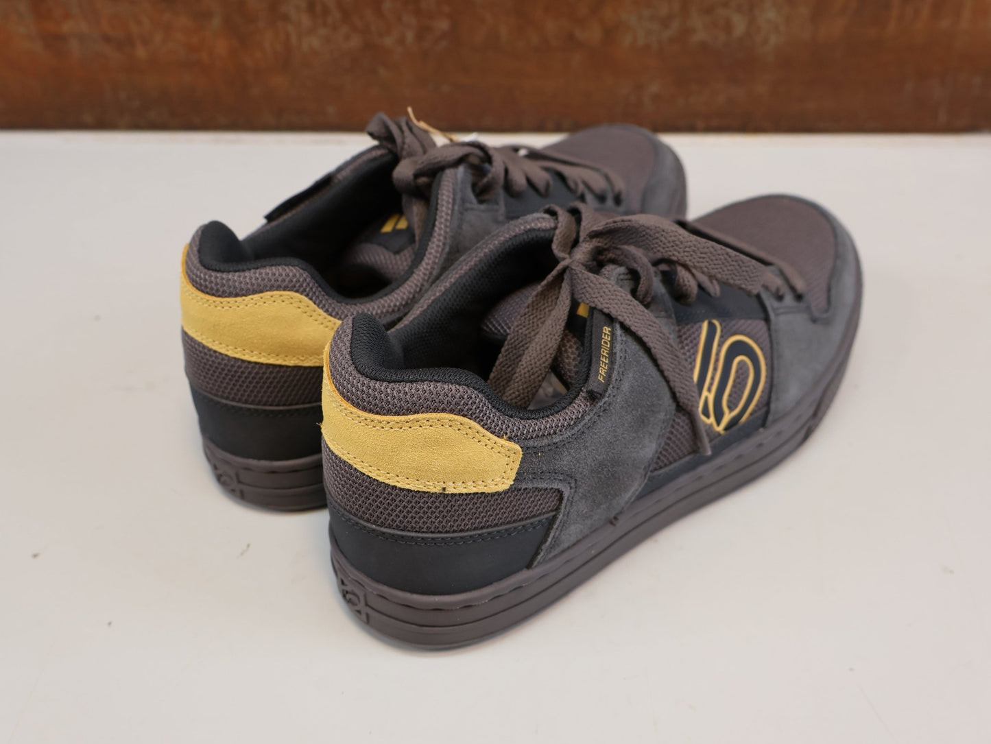 MTB-Herrenschuhe von ADIDAS, ADIDAS FIVE TEN FREERIDER/ FLAT PEDAL SCHUH / CHARCOAL OAT CARBON vor USEDBIKES-OB.DE Hintergrund