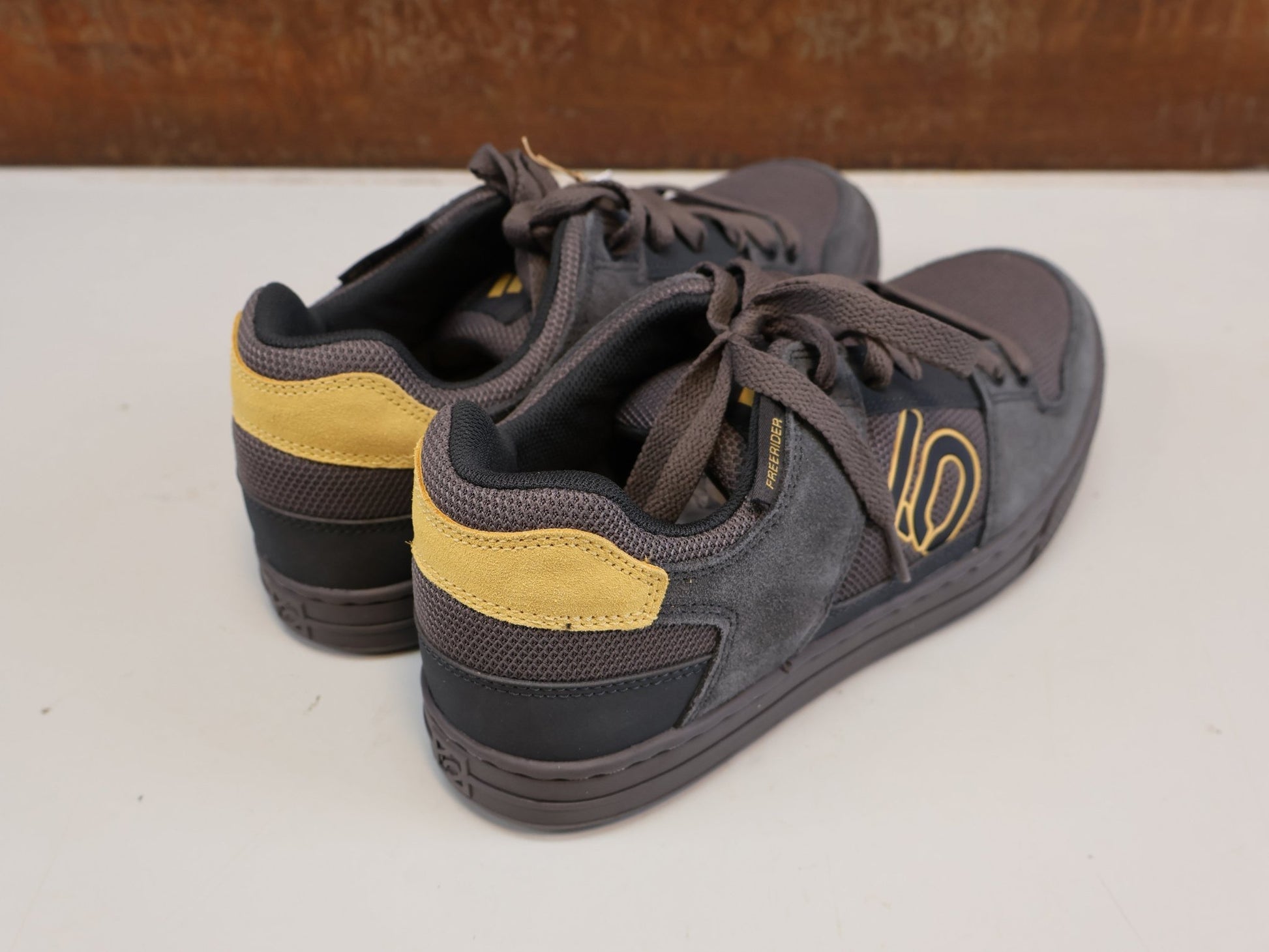 MTB-Herrenschuhe von ADIDAS, ADIDAS FIVE TEN FREERIDER/ FLAT PEDAL SCHUH / CHARCOAL OAT CARBON vor USEDBIKES-OB.DE Hintergrund
