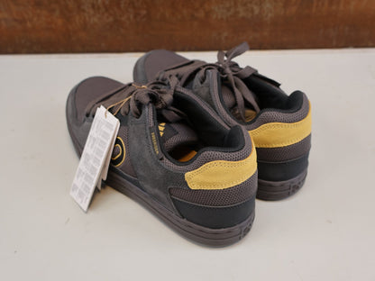 MTB-Herrenschuhe von ADIDAS, ADIDAS FIVE TEN FREERIDER/ FLAT PEDAL SCHUH / CHARCOAL OAT CARBON vor USEDBIKES-OB.DE Hintergrund