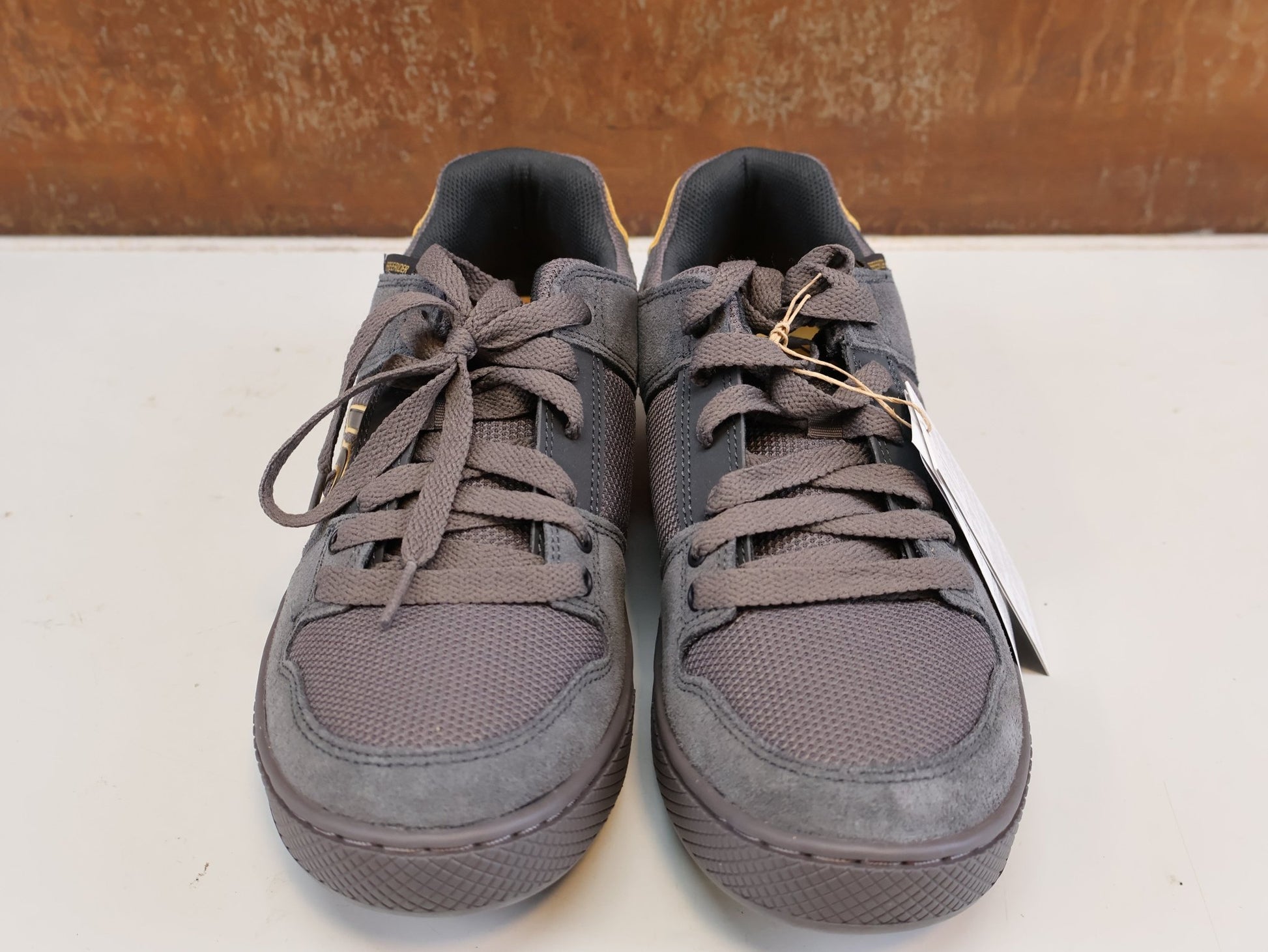 MTB-Herrenschuhe von ADIDAS, ADIDAS FIVE TEN FREERIDER/ FLAT PEDAL SCHUH / CHARCOAL OAT CARBON vor USEDBIKES-OB.DE Hintergrund