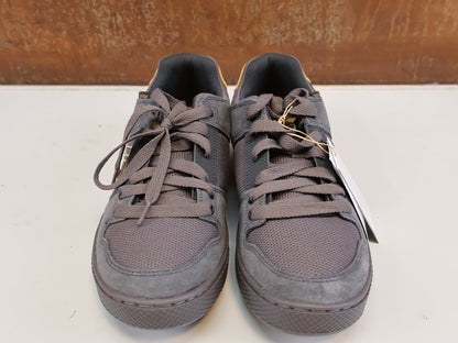MTB-Herrenschuhe von ADIDAS, ADIDAS FIVE TEN FREERIDER/ FLAT PEDAL SCHUH / CHARCOAL OAT CARBON vor USEDBIKES-OB.DE Hintergrund