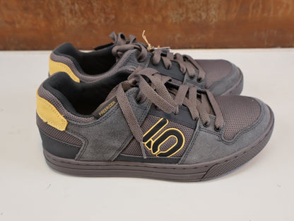 MTB-Herrenschuhe von ADIDAS, ADIDAS FIVE TEN FREERIDER/ FLAT PEDAL SCHUH / CHARCOAL OAT CARBON vor USEDBIKES-OB.DE Hintergrund