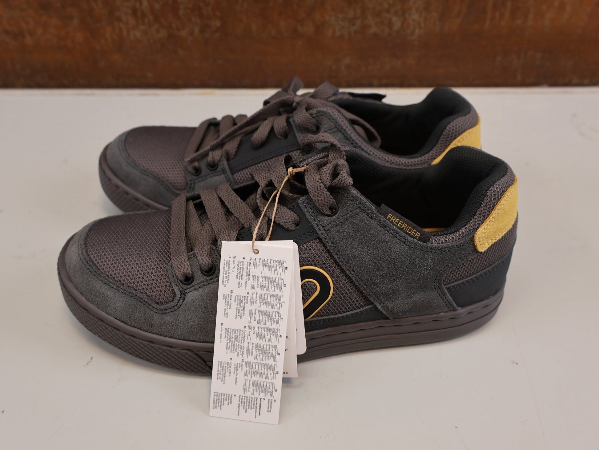 MTB-Herrenschuhe von ADIDAS, ADIDAS FIVE TEN FREERIDER/ FLAT PEDAL SCHUH / CHARCOAL OAT CARBON vor USEDBIKES-OB.DE Hintergrund