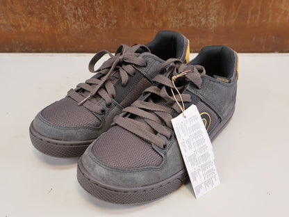 MTB-Herrenschuhe von ADIDAS, ADIDAS FIVE TEN FREERIDER/ FLAT PEDAL SCHUH / CHARCOAL OAT CARBON vor USEDBIKES-OB.DE Hintergrund
