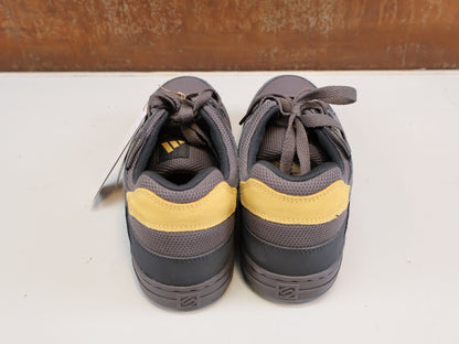 MTB-Herrenschuhe von ADIDAS, ADIDAS FIVE TEN FREERIDER/ FLAT PEDAL SCHUH / CHARCOAL OAT CARBON vor USEDBIKES-OB.DE Hintergrund