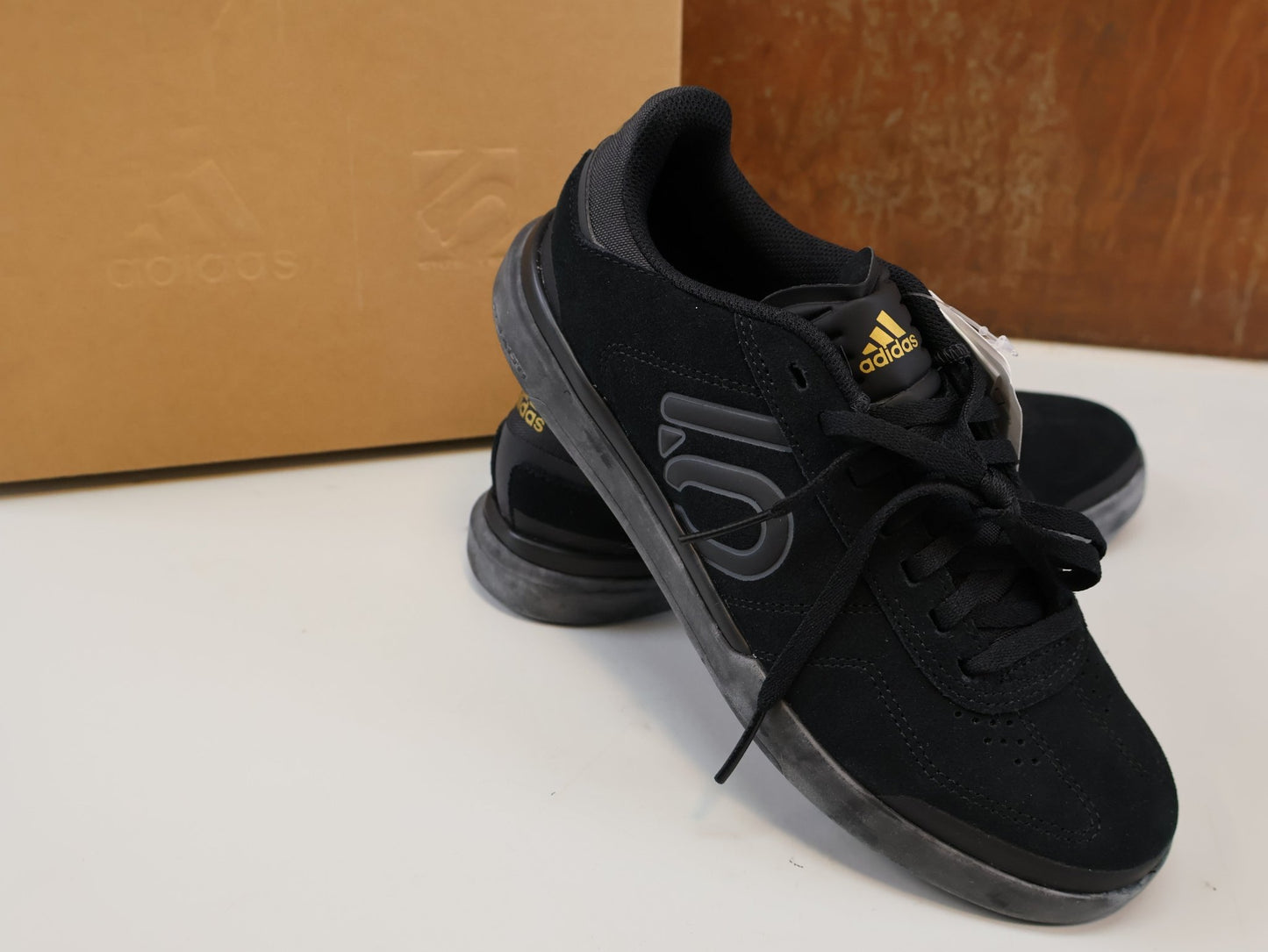 MTB - Damenschuhe von ADIDAS, ADIDAS FIVE TEN SLEUTH DLX WOMAN / MTB - SCHUH / GRÖSSE 38 / CORE BLACK / STEALTH S1 vor USEDBIKES - OB.DE Hintergrund