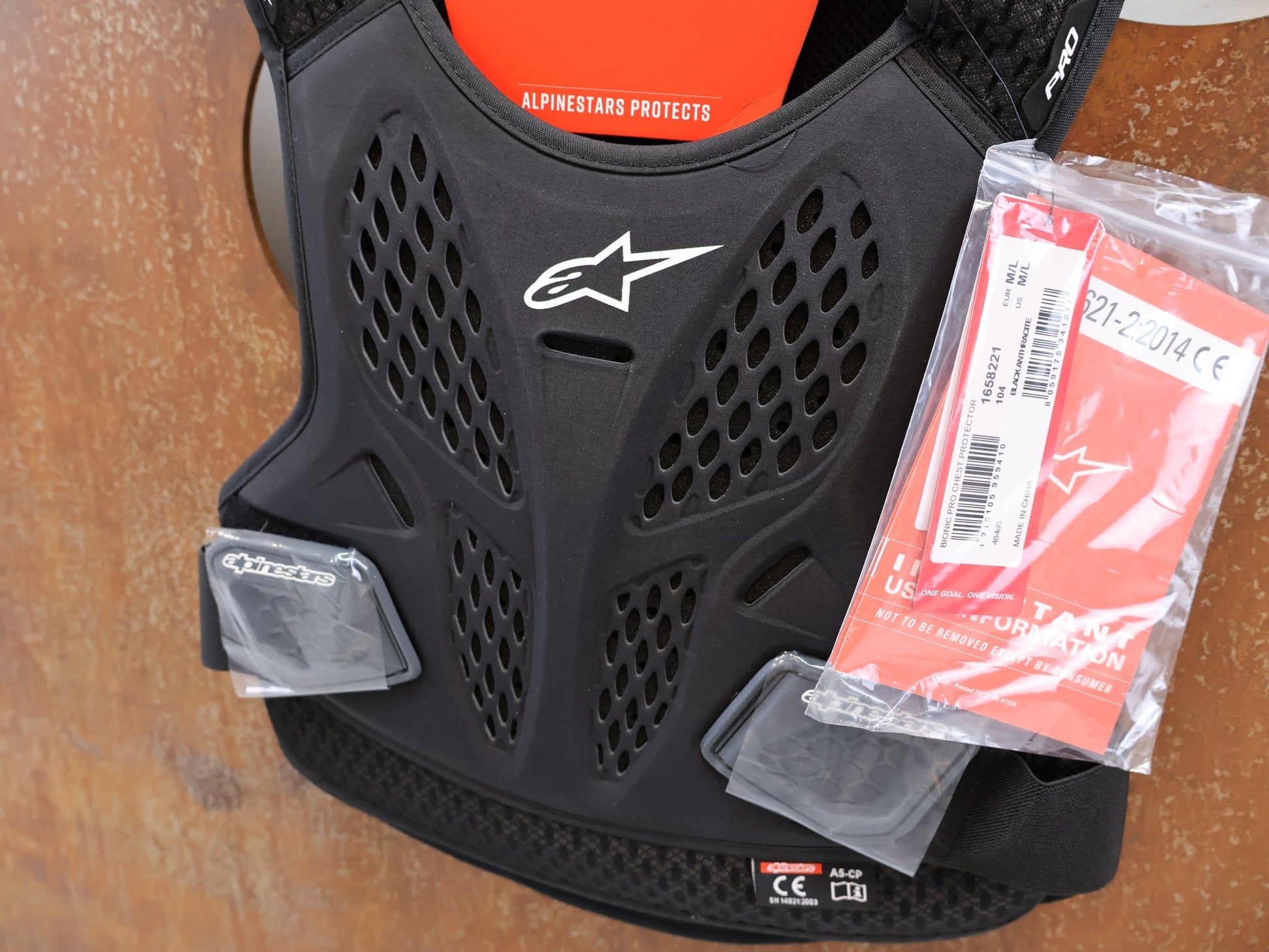 Sonstiges von Alpinestar, ALPINESTARS BIONIC PRO BRUSTPANZER / GRÖSSE M/L / BLACK-ANTHRACITE vor USEDBIKES-OB.DE Hintergrund