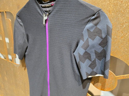 Trikot Damen von Assos, ASSOS DYORA RS SUMMER SS JERSEY / KURZARM TRIKOT / DAMEN in variant_title vor USEDBIKES - OB.DE Hintergrund