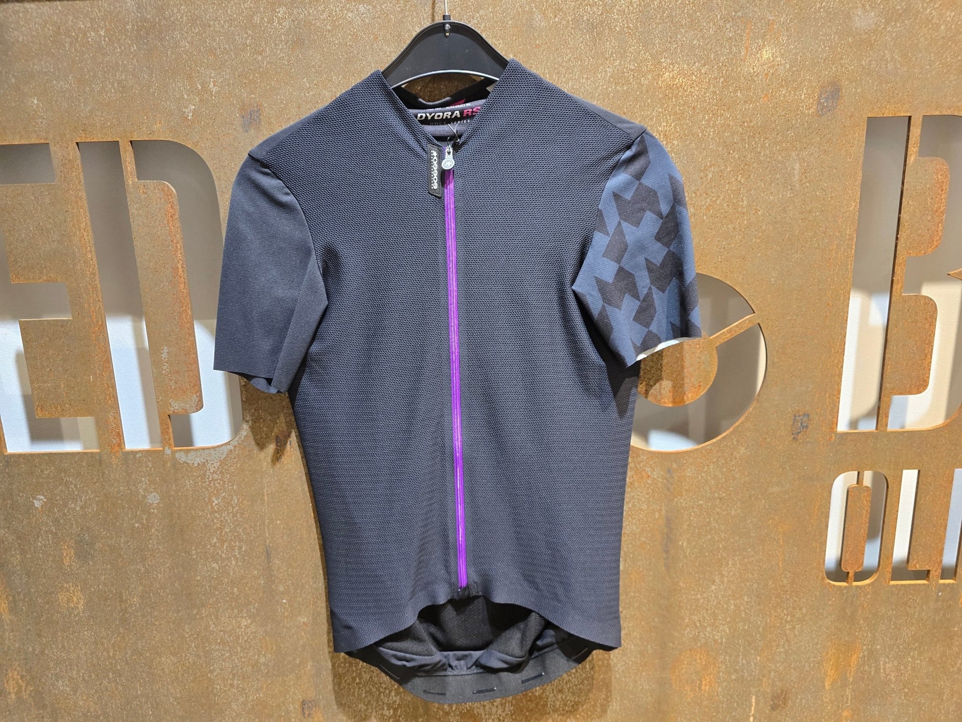 Trikot Damen von Assos, ASSOS DYORA RS SUMMER SS JERSEY / KURZARM TRIKOT / DAMEN in variant_title vor USEDBIKES - OB.DE Hintergrund