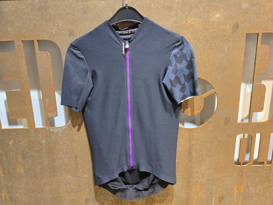 Trikot Damen von Assos, ASSOS DYORA RS SUMMER SS JERSEY / KURZARM TRIKOT / DAMEN in variant_title vor USEDBIKES - OB.DE Hintergrund
