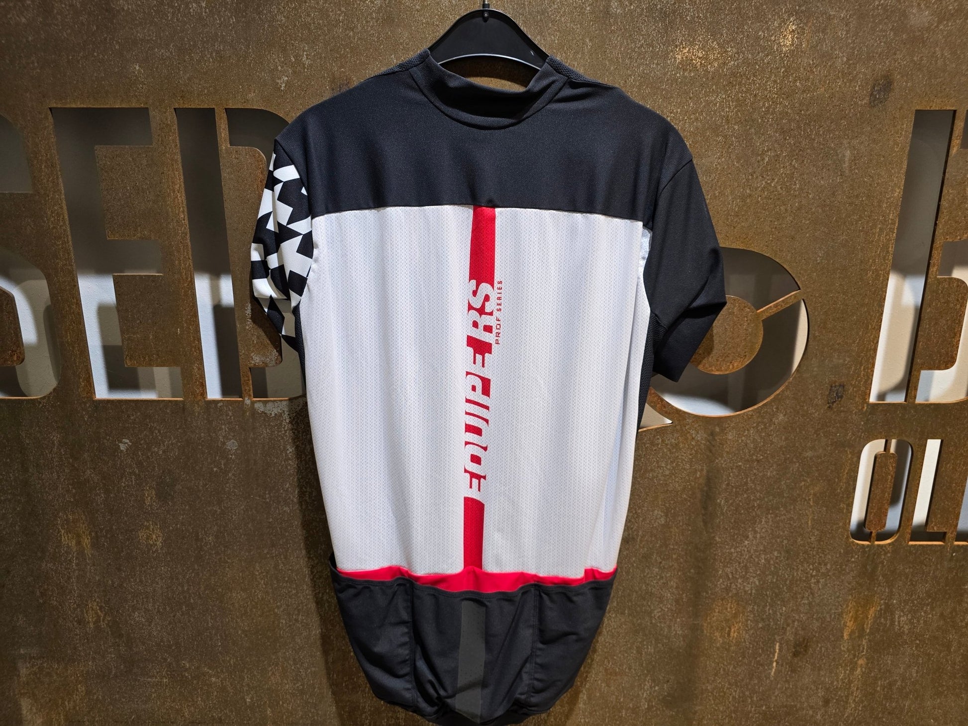 Trikot Herren von Assos, ASSOS EQUIPE RS AERO SS JERSEY / KURZARM TRIKOT / HERREN in variant_title vor USEDBIKES - OB.DE Hintergrund