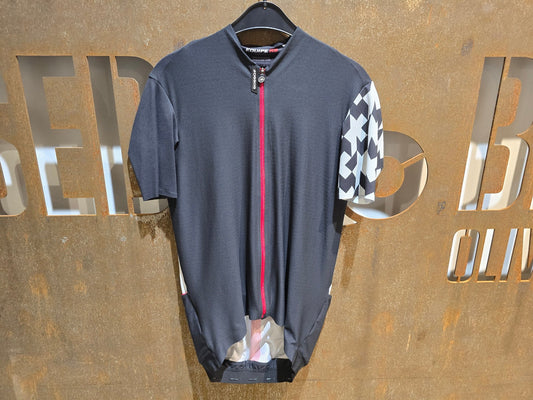 Trikot Herren von Assos, ASSOS EQUIPE RS AERO SS JERSEY / KURZARM TRIKOT / HERREN in variant_title vor USEDBIKES - OB.DE Hintergrund