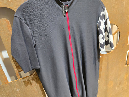 Trikot Herren von Assos, ASSOS EQUIPE RS AERO SS JERSEY / KURZARM TRIKOT / HERREN in variant_title vor USEDBIKES - OB.DE Hintergrund