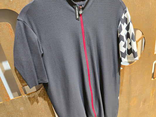 Trikot Herren von Assos, ASSOS EQUIPE RS AERO SS JERSEY / KURZARM TRIKOT / HERREN in variant_title vor USEDBIKES - OB.DE Hintergrund