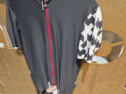 Trikot Herren von Assos, ASSOS EQUIPE RS AERO SS JERSEY / KURZARM TRIKOT / HERREN in variant_title vor USEDBIKES - OB.DE Hintergrund