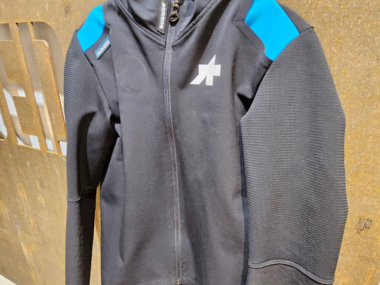 Winterjacken Herren von Assos, ASSOS EQUIPE RS WINTER JACKET / WINTER JACKE / HERREN / BLACK SERIES in variant_title vor USEDBIKES - OB.DE Hintergrund