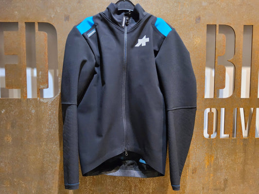 Winterjacken Herren von Assos, ASSOS EQUIPE RS WINTER JACKET / WINTER JACKE / HERREN / BLACK SERIES in variant_title vor USEDBIKES - OB.DE Hintergrund