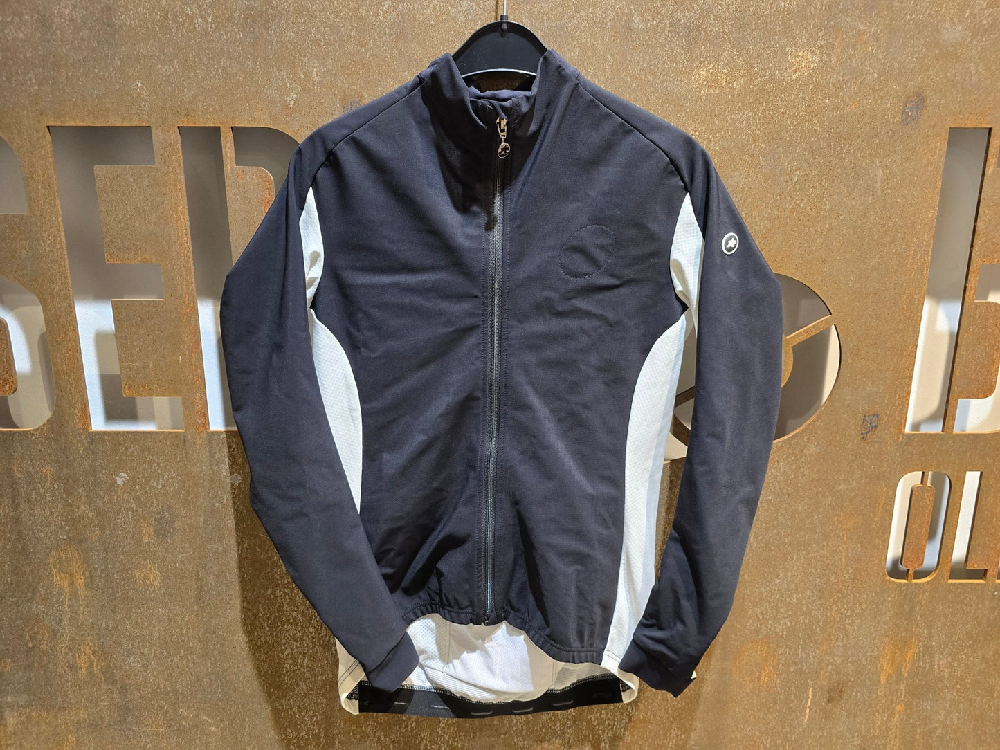 Winterjacken Damen von Assos, ASSOS HABU JACKET LAALALAI / THERMO JACKE / DAMEN in variant_title vor USEDBIKES - OB.DE Hintergrund