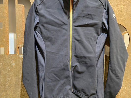 Winterjacken Damen von Assos, ASSOS HABU JACKET LAALALAI / THERMO JACKE / DAMEN in variant_title vor USEDBIKES - OB.DE Hintergrund