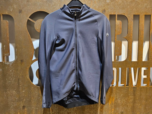 Langarm Trikot Herren von Assos, ASSOS MILLE GT SPRING FALL LS JERSEY / LANGARM TRIKOT / HERREN / TORPEDO GREY in variant_title vor USEDBIKES - OB.DE Hintergrund