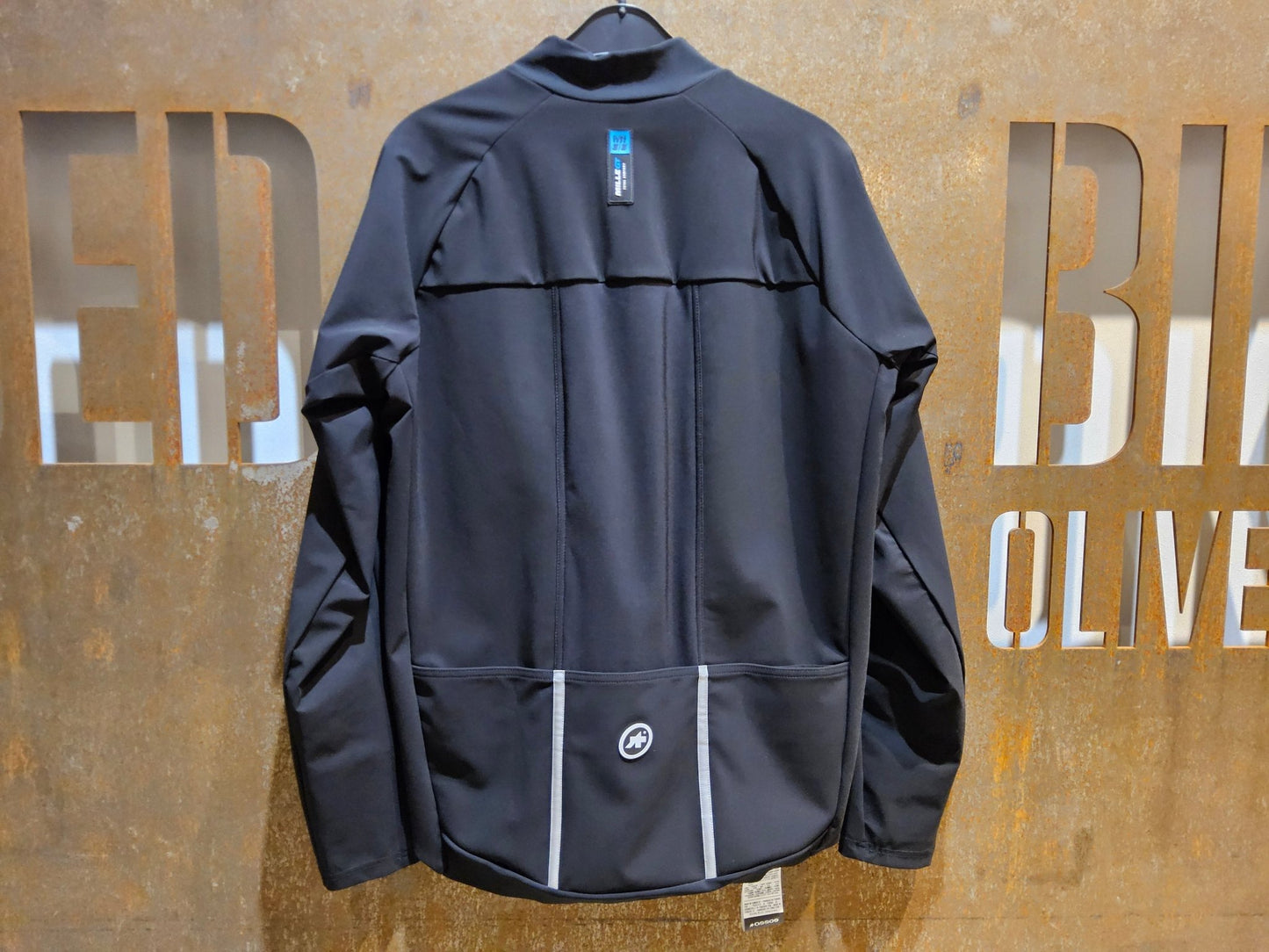 Winterjacken Herren von Assos, ASSOS MILLE GT ULTRAZ WINTER JACKET EVO / JACKE / HERREN / BLACK SERIES in variant_title vor USEDBIKES - OB.DE Hintergrund