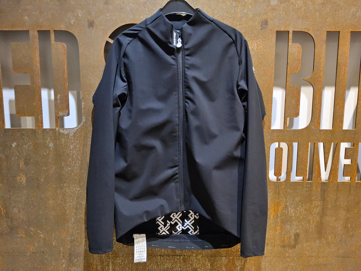 Winterjacken Herren von Assos, ASSOS MILLE GT ULTRAZ WINTER JACKET EVO / JACKE / HERREN / BLACK SERIES in variant_title vor USEDBIKES - OB.DE Hintergrund