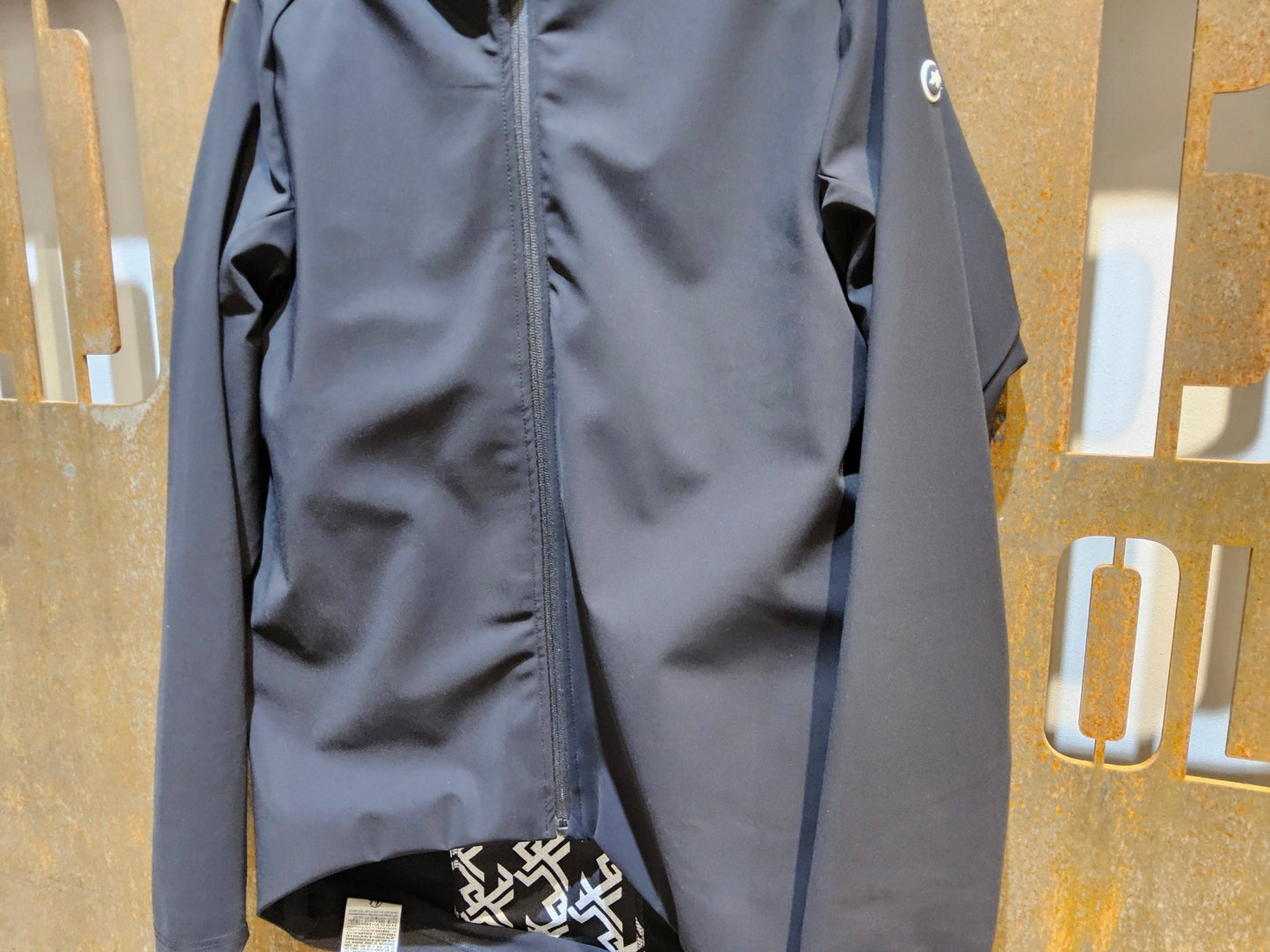 Winterjacken Herren von Assos, ASSOS MILLE GT ULTRAZ WINTER JACKET EVO / JACKE / HERREN / BLACK SERIES in variant_title vor USEDBIKES - OB.DE Hintergrund