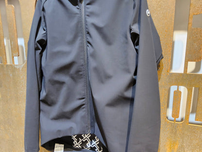 Winterjacken Herren von Assos, ASSOS MILLE GT ULTRAZ WINTER JACKET EVO / JACKE / HERREN / BLACK SERIES in variant_title vor USEDBIKES - OB.DE Hintergrund