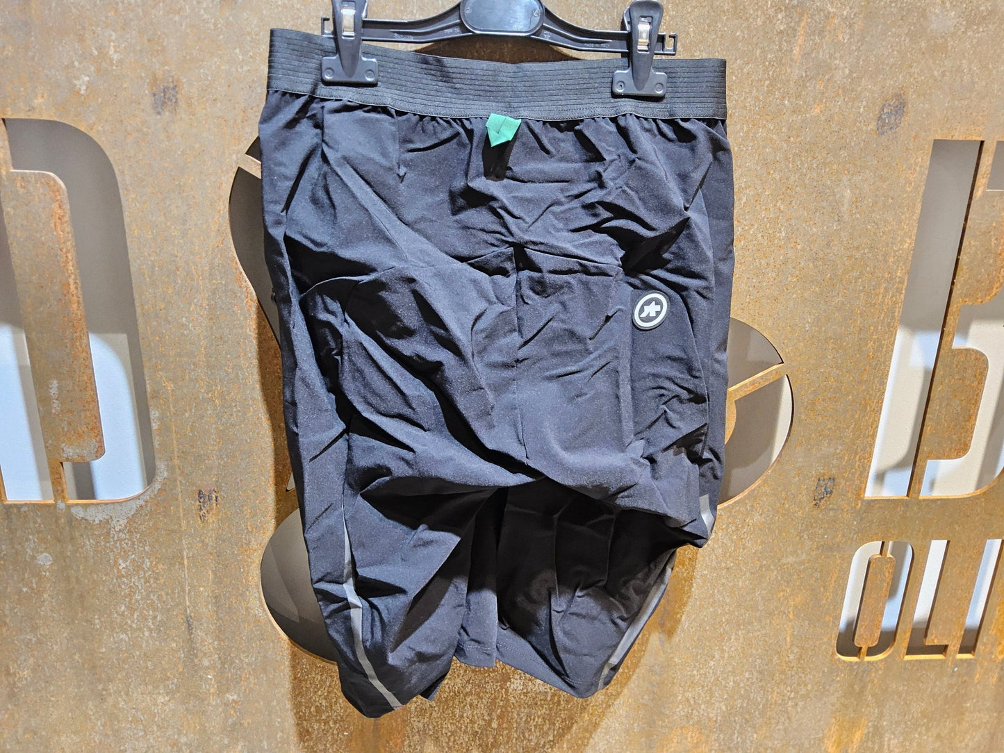 Hosen Herren von Assos, ASSOS MILLE GTC ZEPPELIN CARGO SHORTS C2 / KURZE HOSE / HERREN / BLACK SERIES in variant_title vor USEDBIKES - OB.DE Hintergrund