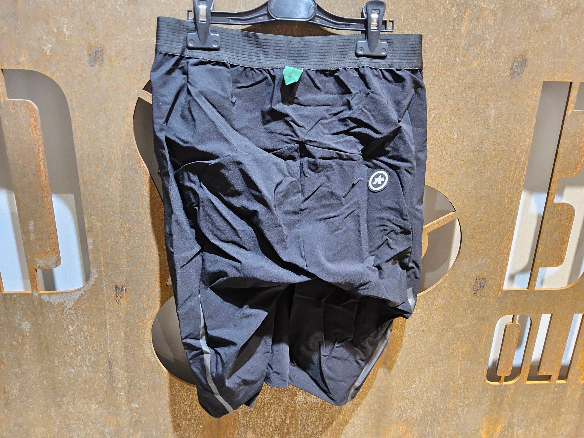 Hosen Herren von Assos, ASSOS MILLE GTC ZEPPELIN CARGO SHORTS C2 / KURZE HOSE / HERREN / BLACK SERIES in variant_title vor USEDBIKES - OB.DE Hintergrund