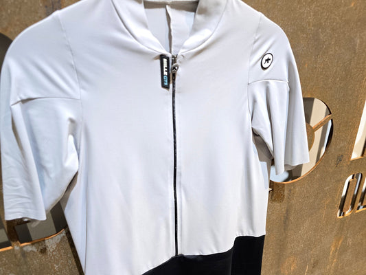 Trikot Herren von Assos, ASSOS MILLE GTS JERSEY C2 / KURZARM TRIKOT / HERREN in variant_title vor USEDBIKES - OB.DE Hintergrund