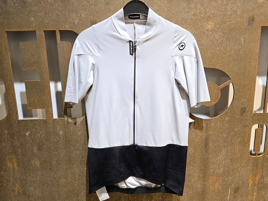 Trikot Herren von Assos, ASSOS MILLE GTS JERSEY C2 / KURZARM TRIKOT / HERREN in variant_title vor USEDBIKES - OB.DE Hintergrund
