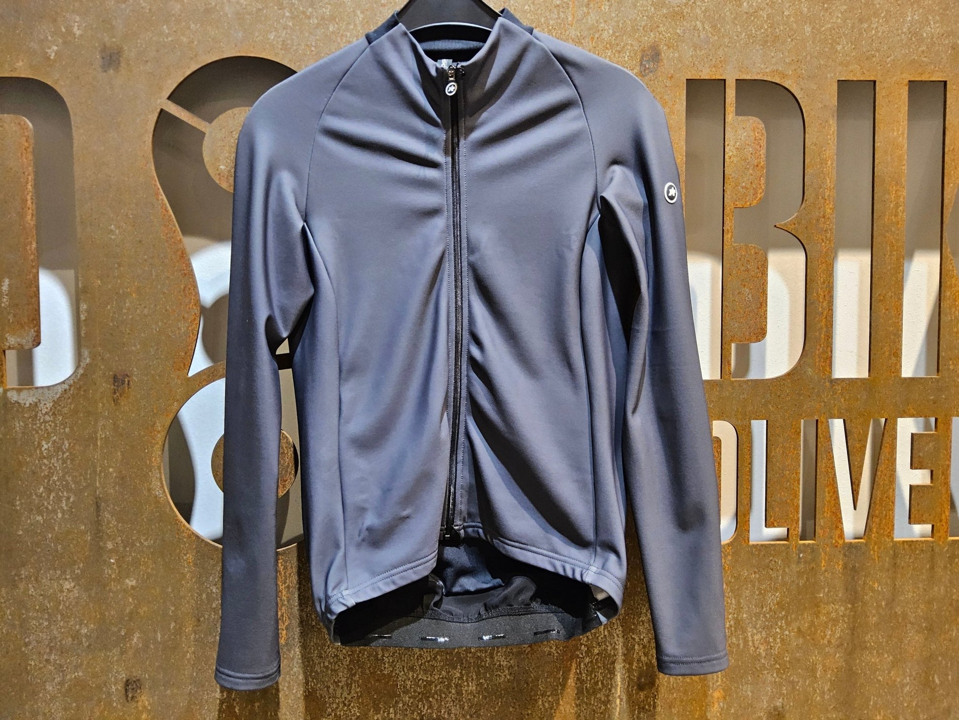 Langarm Trikot Damen von Assos, ASSOS UMA GT SPRING FALL LS JERSEY / LANGARM TRIKOT / DAMEN / TORPEDO GREY in variant_title vor USEDBIKES - OB.DE Hintergrund