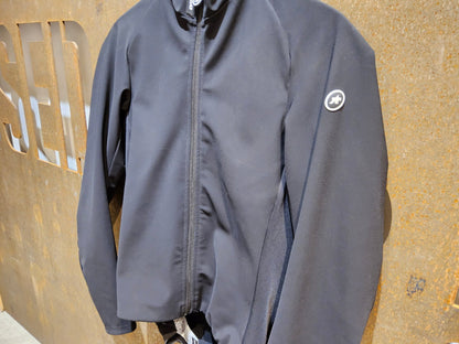 Winterjacken Damen von Assos, ASSOS UMA GT WINTER JACKET EVO / JACKE / DAMEN / BLACK SERIES in variant_title vor USEDBIKES - OB.DE Hintergrund