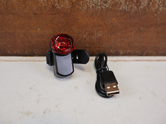 Sonstiges von Axa, AXA COMPACTLINE USB LED RÜCKLICHT SCHWARZ vor USEDBIKES-OB.DE Hintergrund