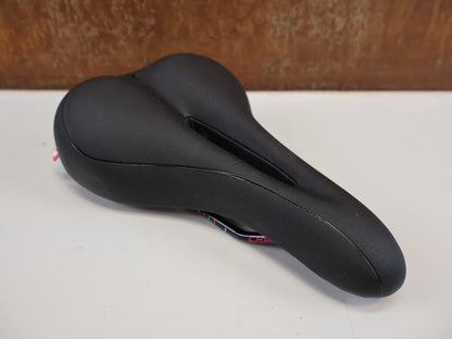 Sattel von BBB Cycling, BBB CYCLING LADYSPORT SATTEL BSD-67 / DAMEN / SCHWARZ vor USEDBIKES-OB.DE Hintergrund