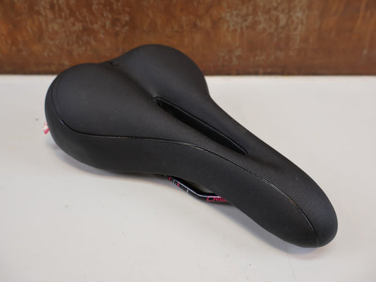 Sattel von BBB Cycling, BBB CYCLING LADYSPORT SATTEL BSD-67 / DAMEN / SCHWARZ vor USEDBIKES-OB.DE Hintergrund