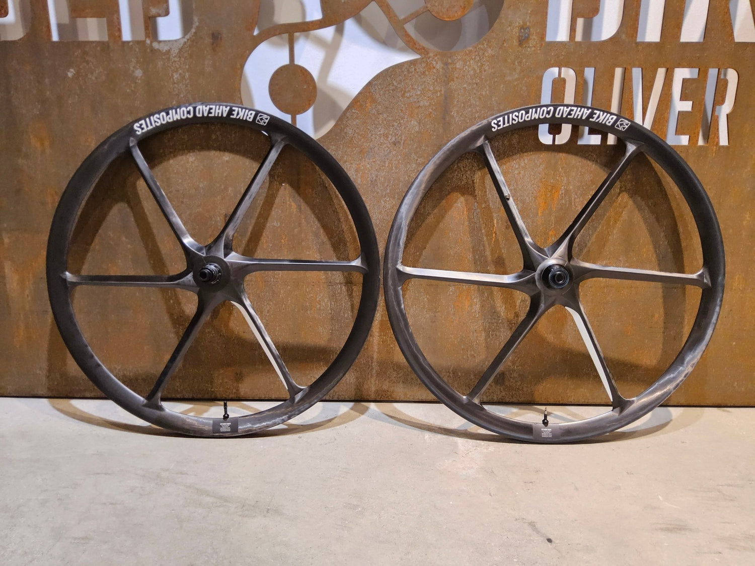 Laufrad/Laufradsatz von Bike Ahead Composites, BIKE AHEAD COMPOSITES BITURBO CROSS 29 MTB / GRAVEL BOOST LAUFRADSATZ vor USEDBIKES - OB.DE Hintergrund