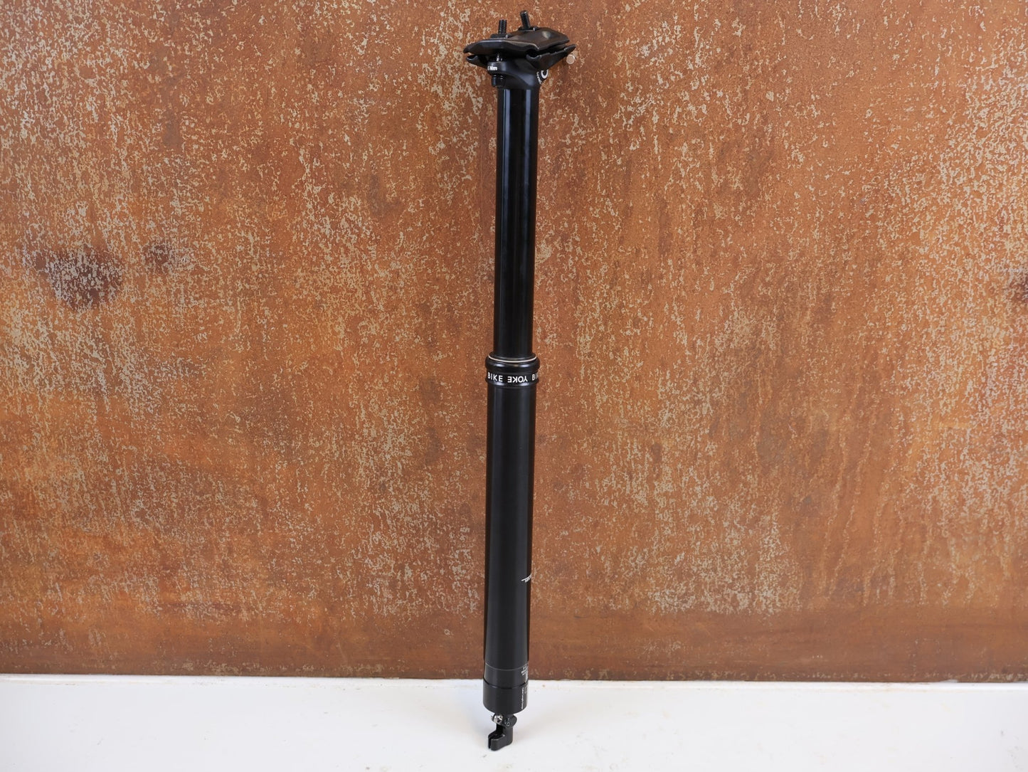 Sattelstütze von Bikeyoke, BIKEYOKE DIVINE 160MM DROPPERPOST SATTELSTÜTZE 31.6 MM vor USEDBIKES-OB.DE Hintergrund