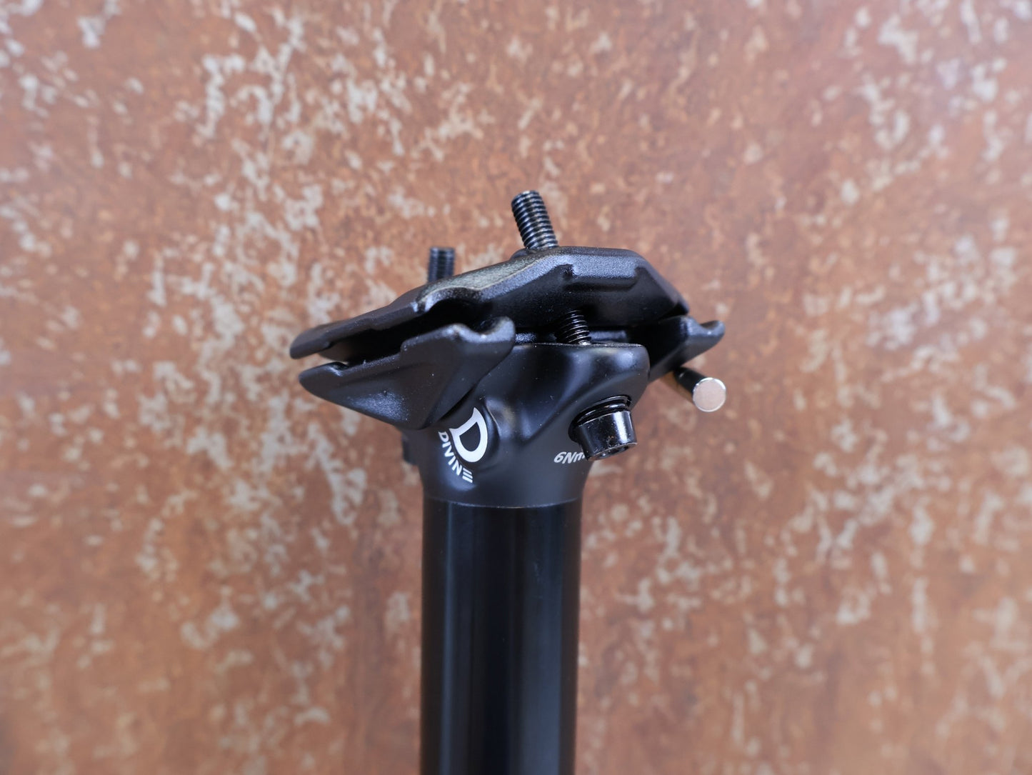 Sattelstütze von Bikeyoke, BIKEYOKE DIVINE 160MM DROPPERPOST SATTELSTÜTZE 31.6 MM vor USEDBIKES-OB.DE Hintergrund
