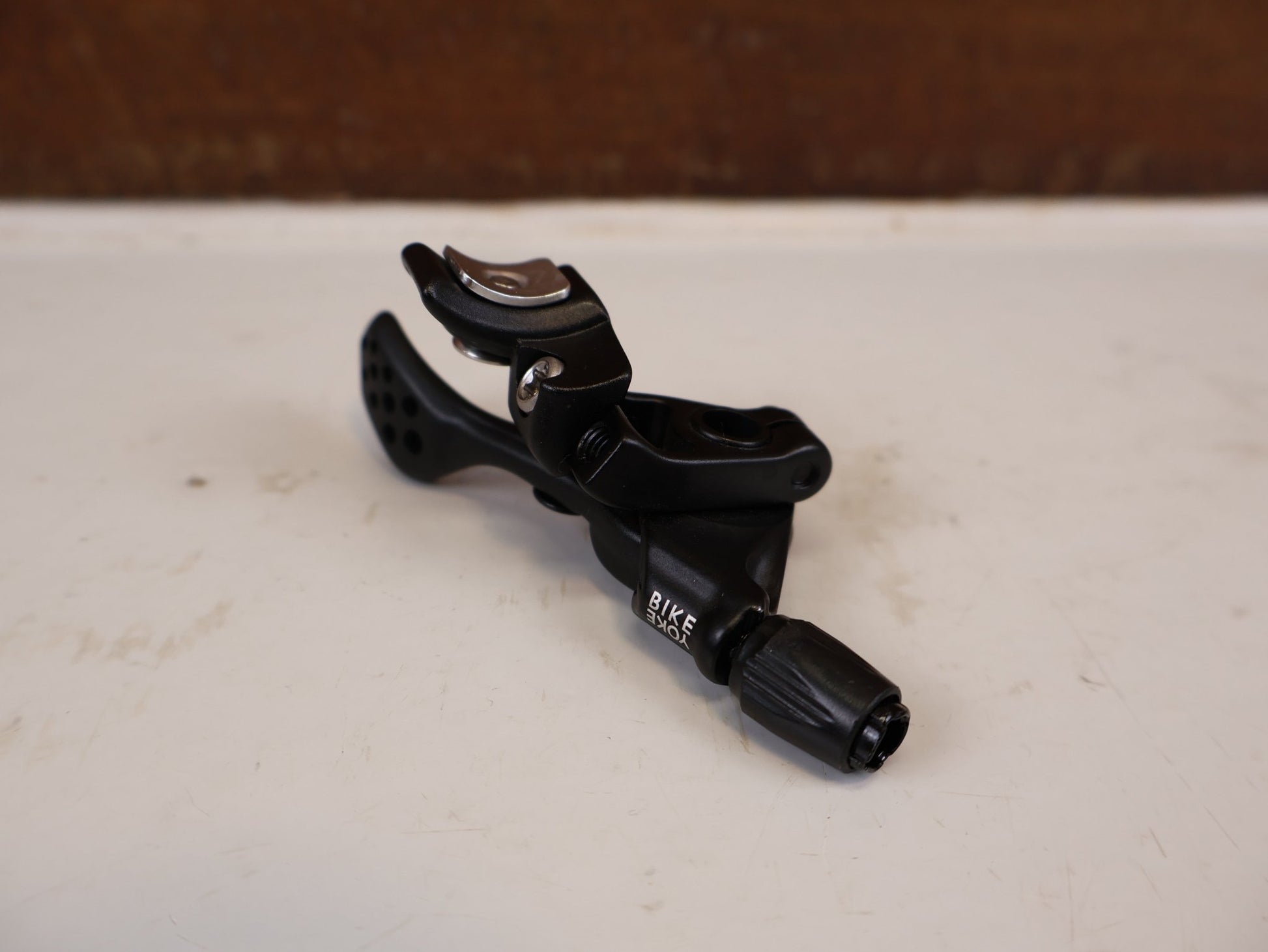 Sattelstütze von Bikeyoke, BIKEYOKE DIVINE 160MM DROPPERPOST SATTELSTÜTZE 31.6 MM vor USEDBIKES-OB.DE Hintergrund